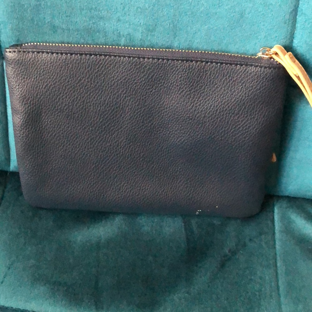 Free w/ purchase or $5 NWOT GUESS Navy/White/Tan Wristlet - Picture 6 of 14